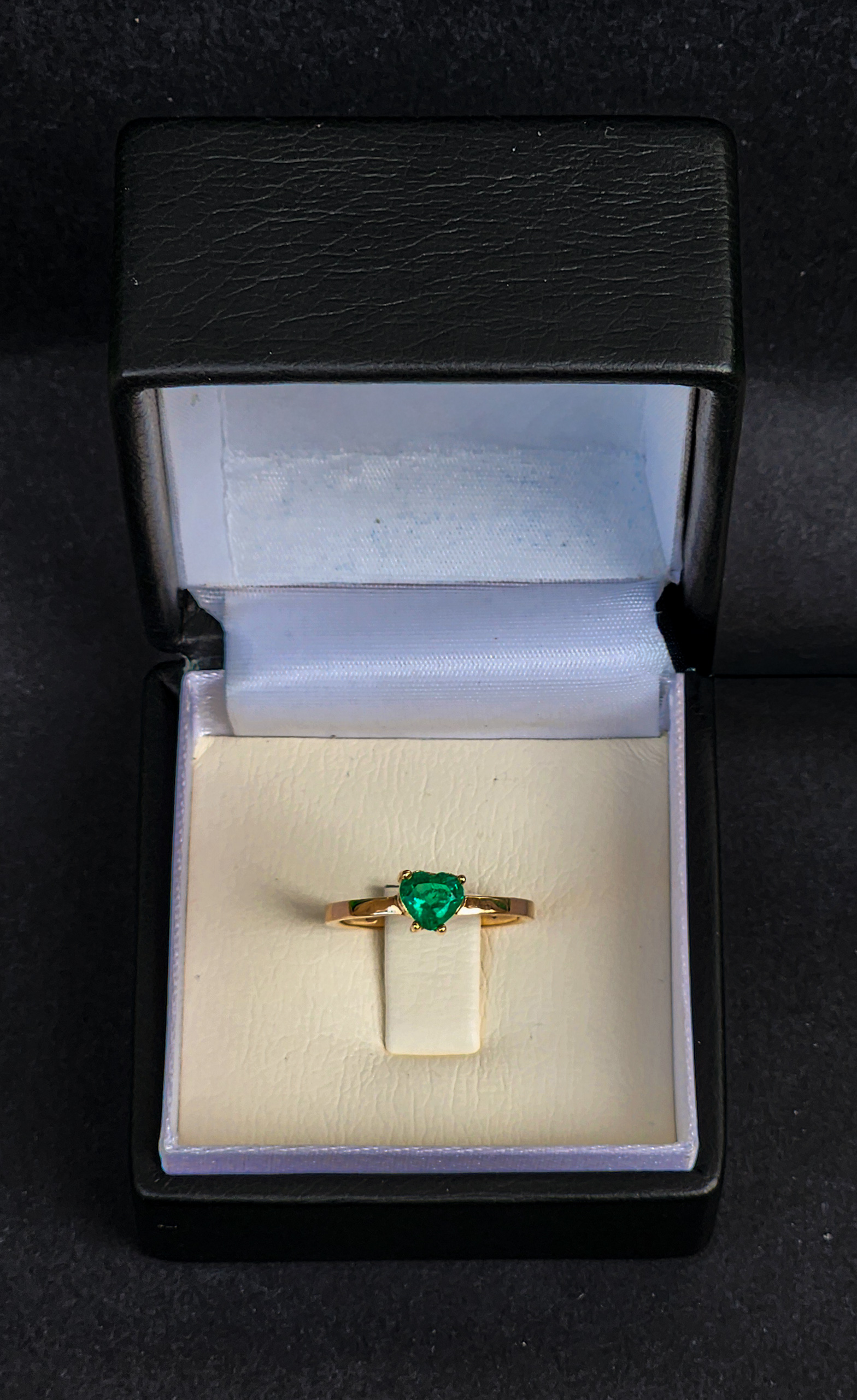 Anillo oro 18kt con esmeralda colombiana 