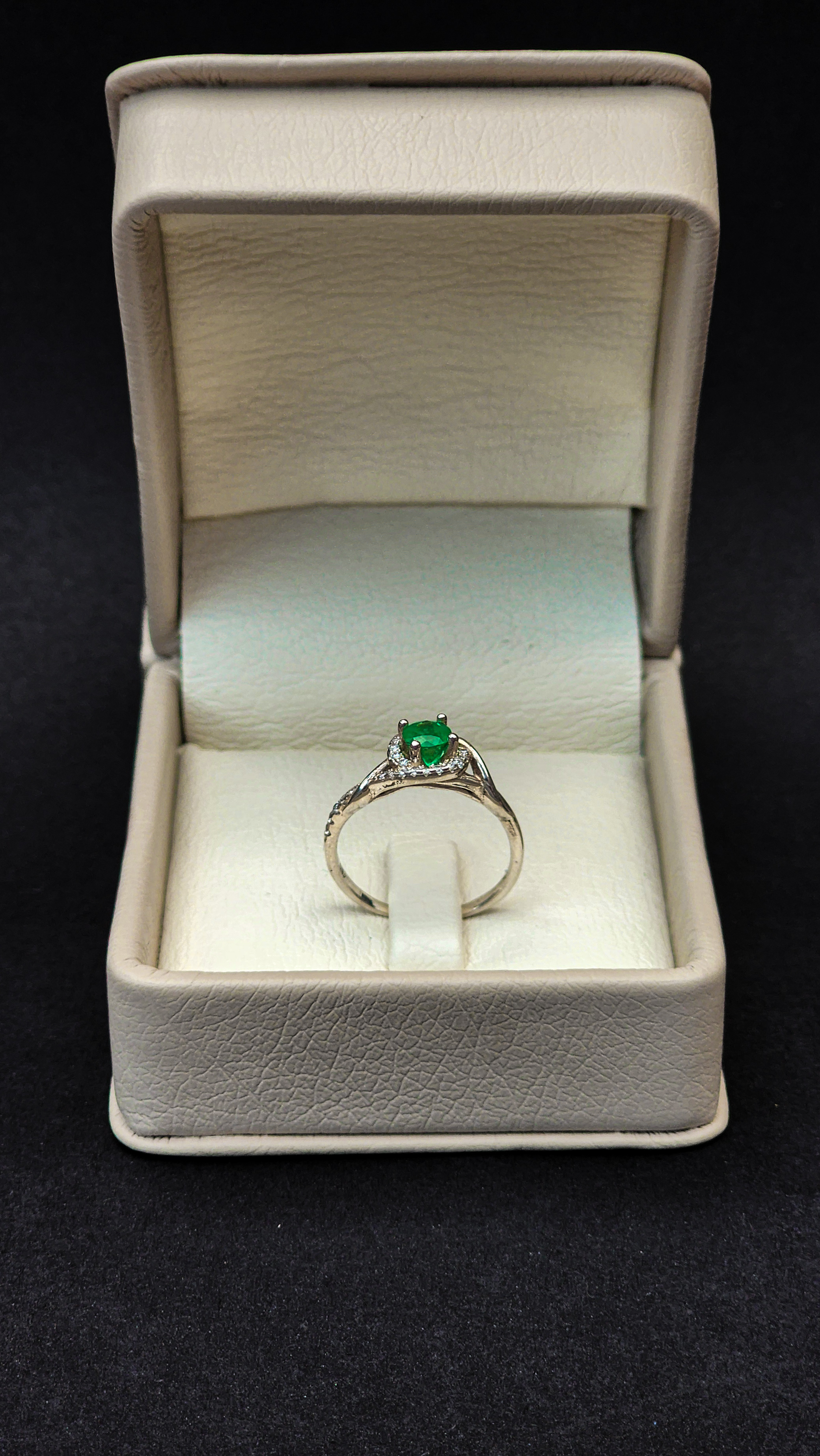 Anillo en plata 925 con esmeralda colombiana 
