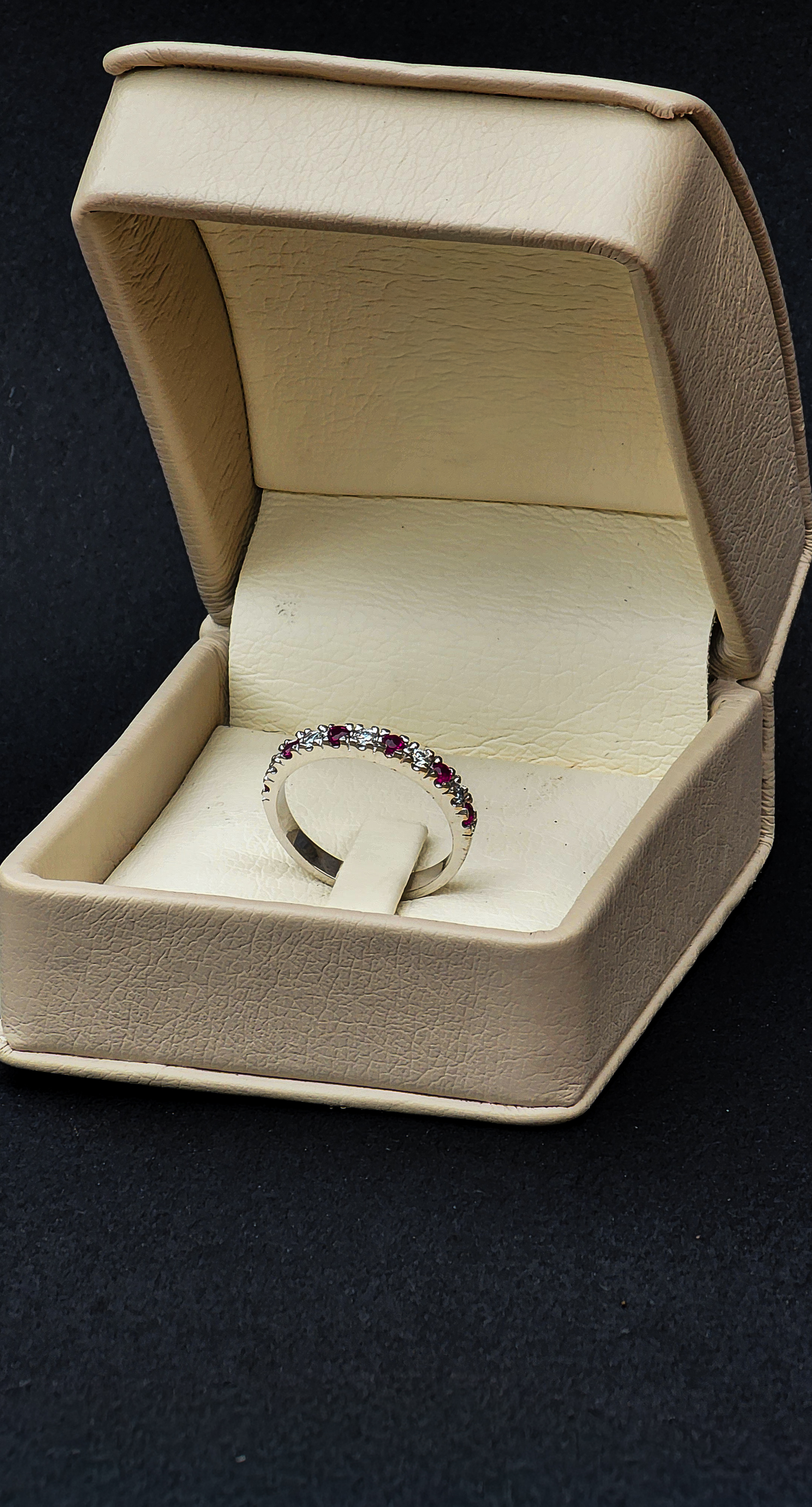 Anillo tipo cintillo en oro blanco 18kt, diamantes y rubíes 