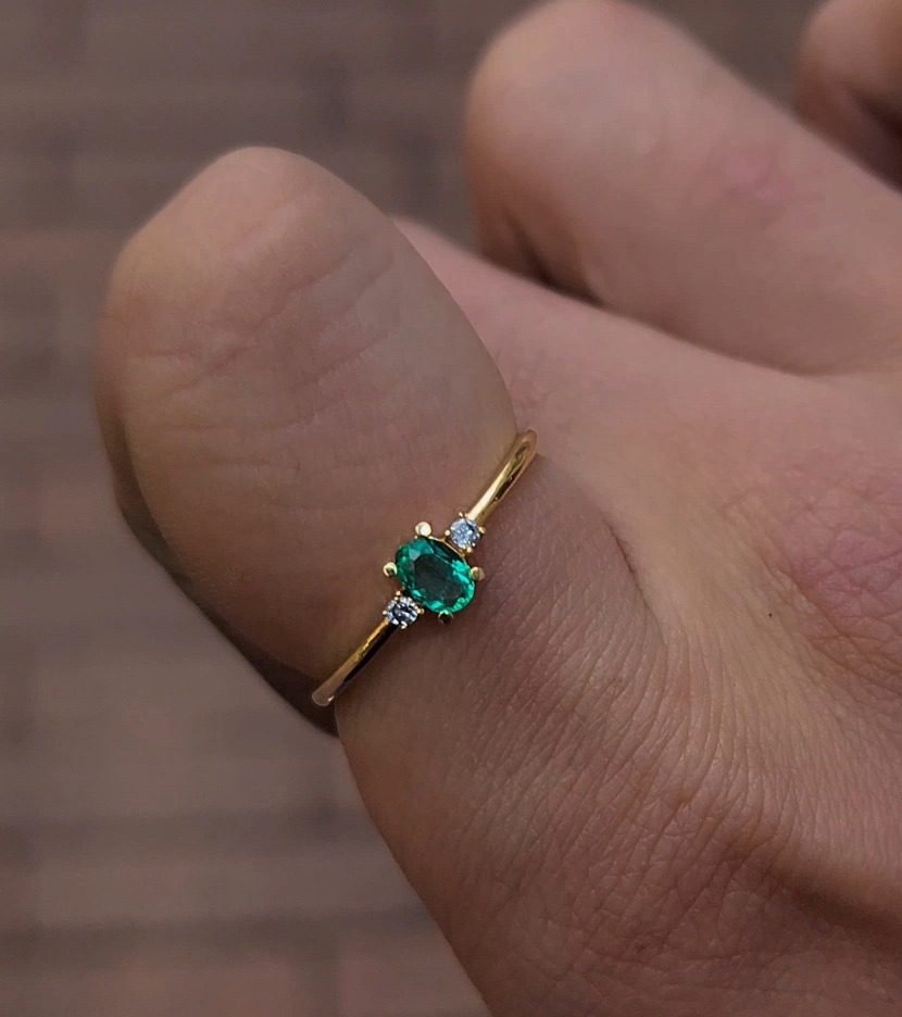 Anillo oro 18kt con esmeralda Colombiana y diamantes 