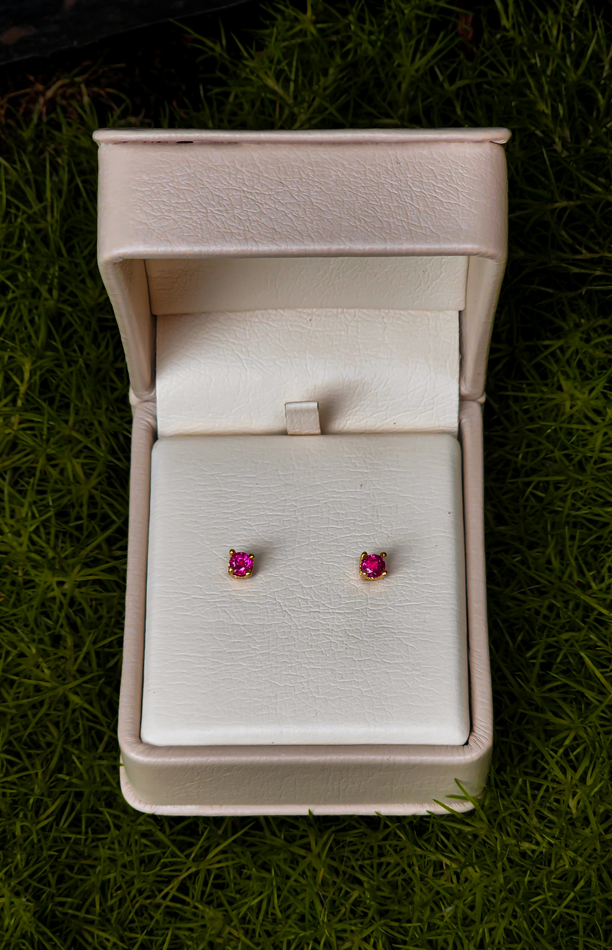 Topos oro 18kt con rubíes 