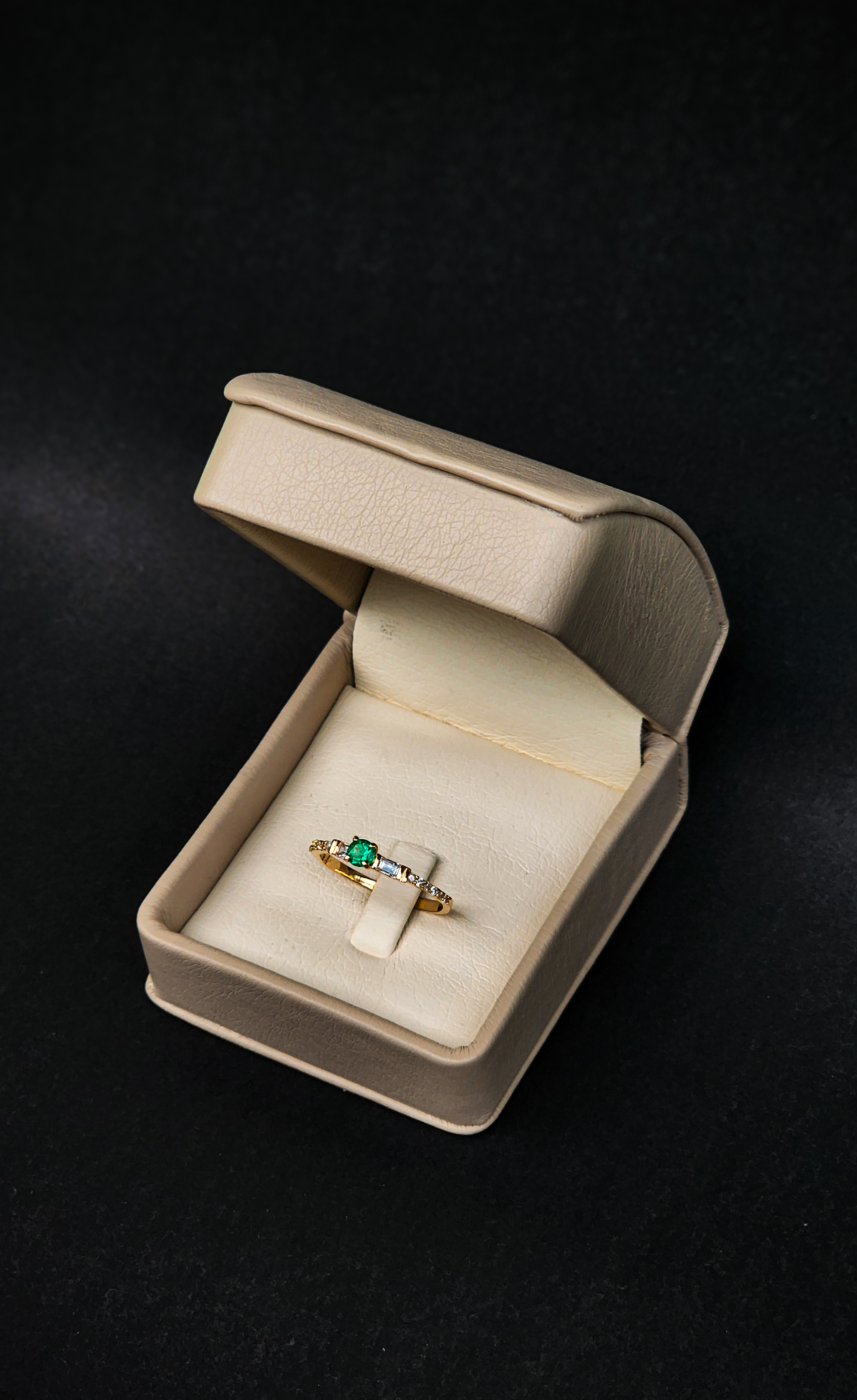 Anillo en oro 18kt con esmerlada colombiana y diamantes 