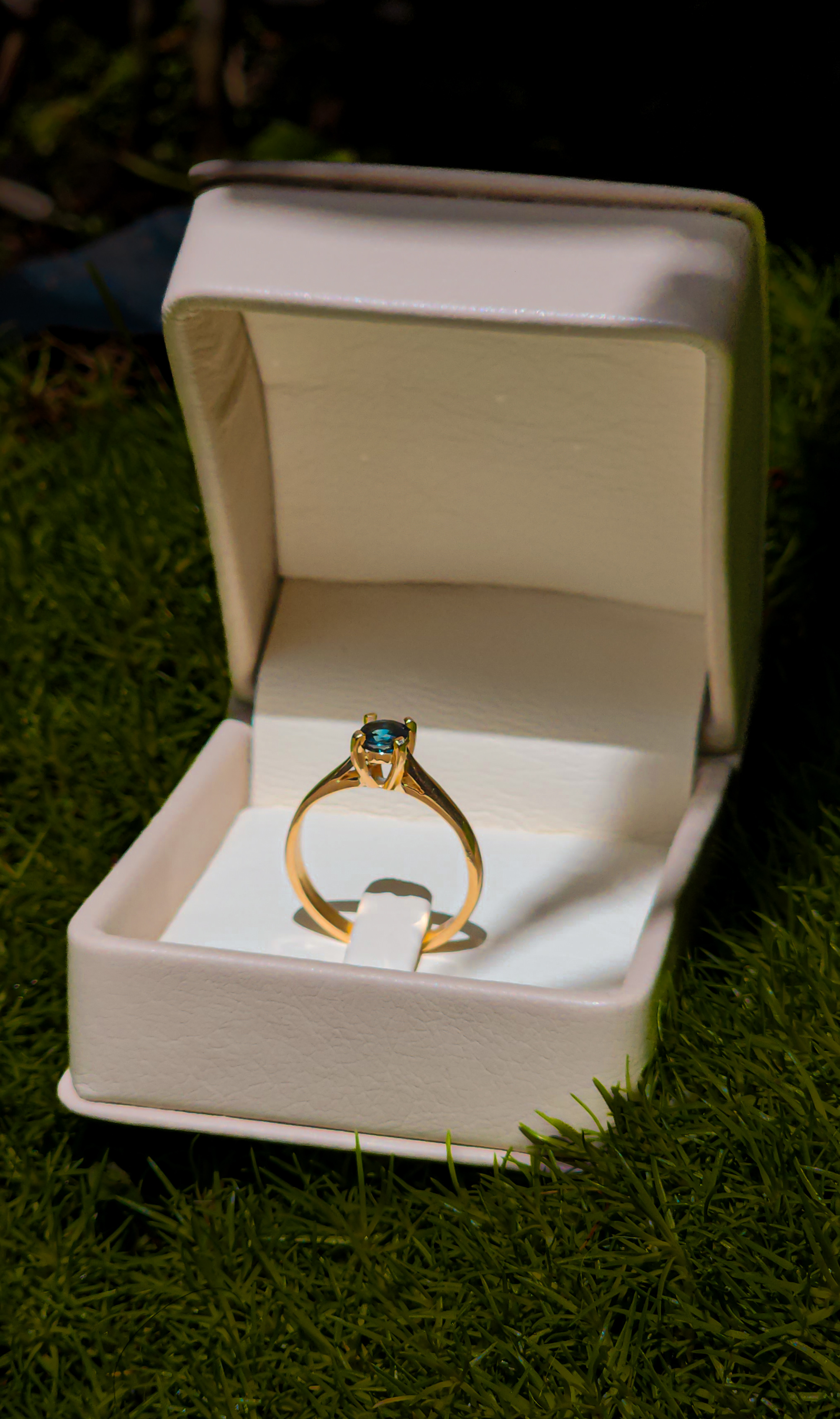 Anillo oro 18kt con zafiro 