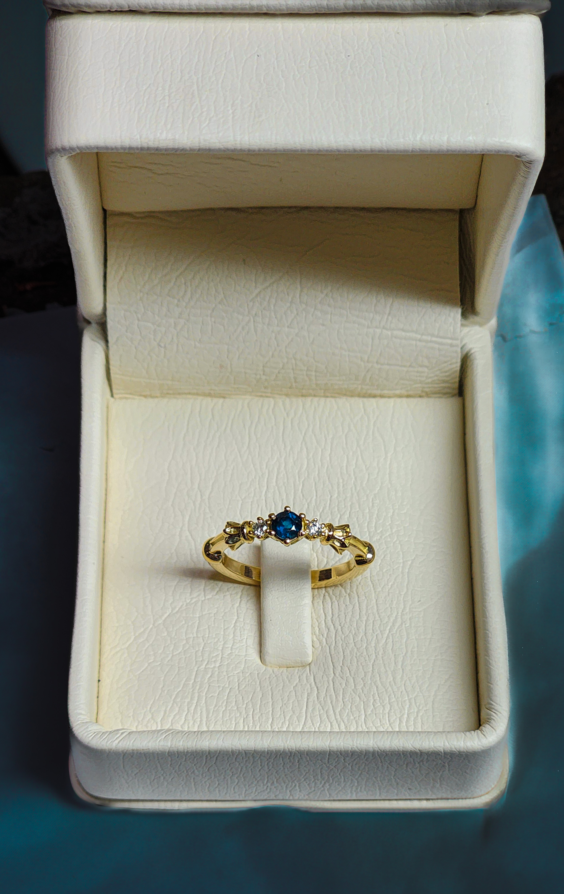 Anillo en oro 18kt con zafiro y diamantes 