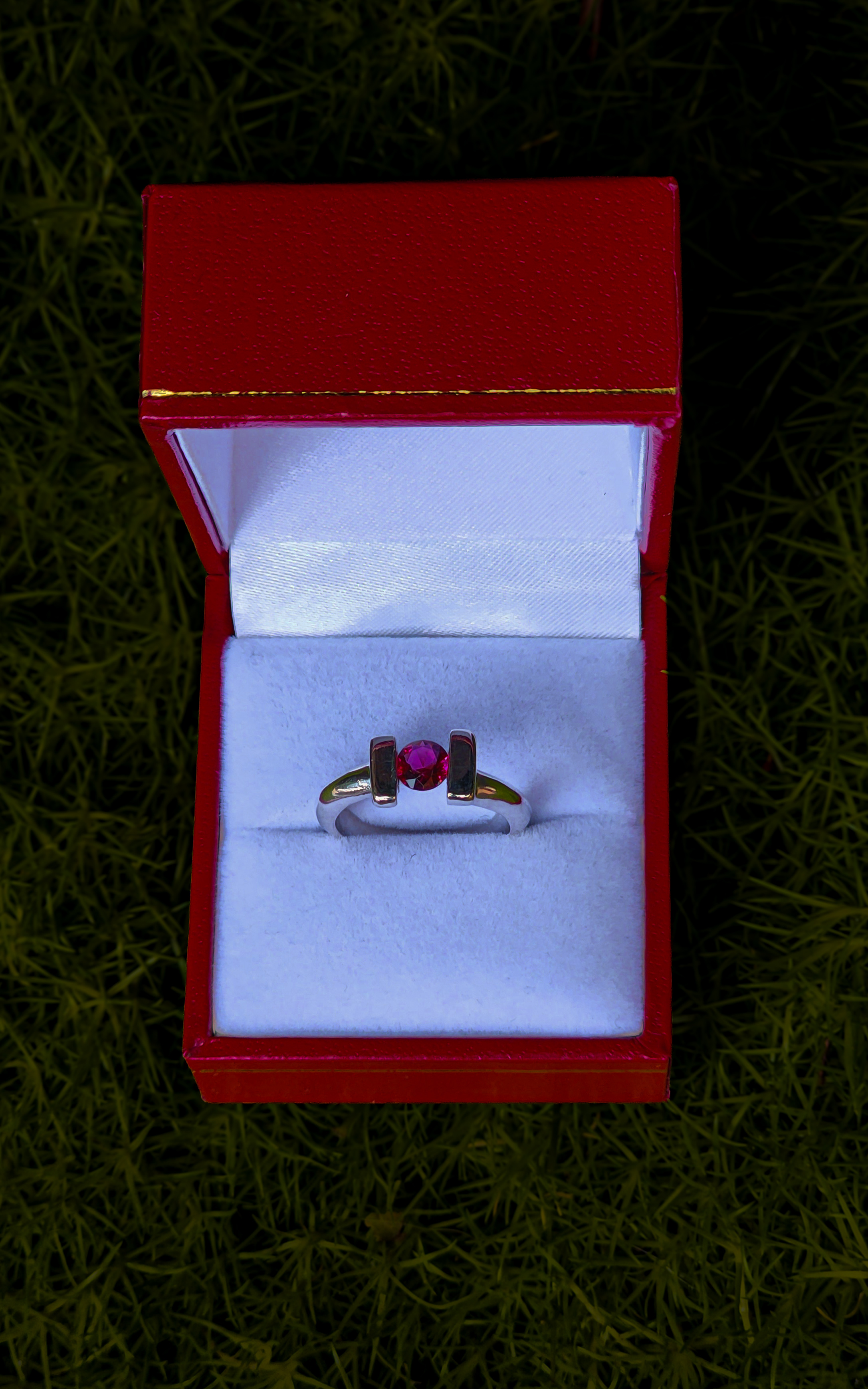 Anillo en plata ley 925 con circon rojo 
